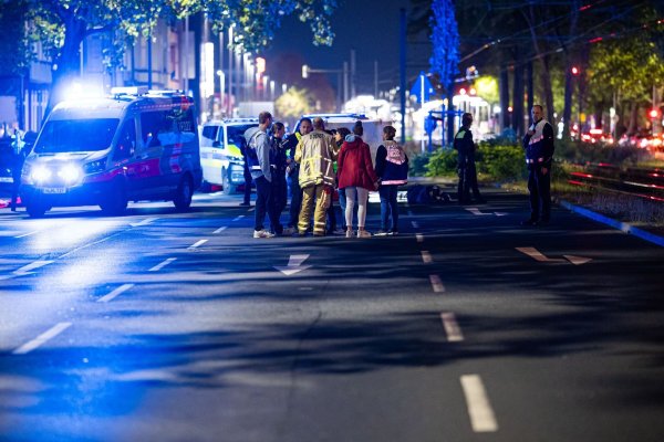 Einsatzkräfte versorgen mehrere Menschen nach einer Schießerei in Hannover. - © Moritz Frankenberg/dpa
