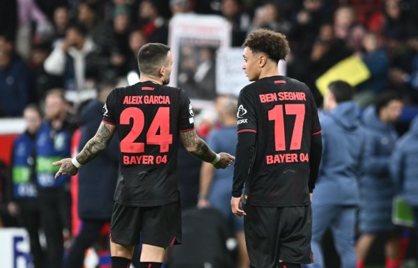 Leverkusens Aleix Garcia war nach der hohen Niederlage enttäuscht. - © Bernd Thissen/dpa