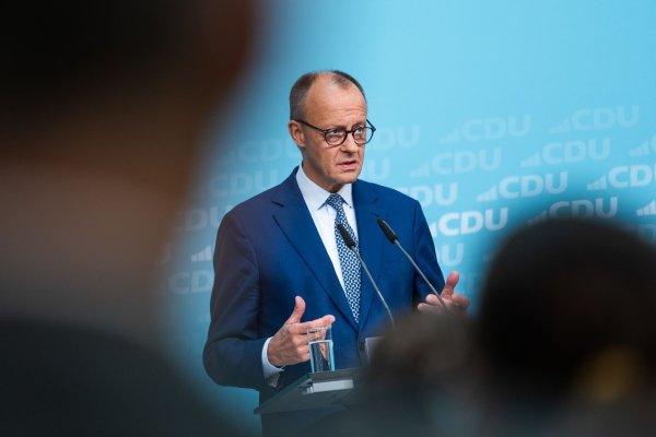 Bundeskanzler Friedrich Merz (CDU) gerät wegen seiner Äußerungen über das «Stadtbild» und die Migration immer stärker unter Beschuss. (Archivbild) - © Christophe Gateau/dpa