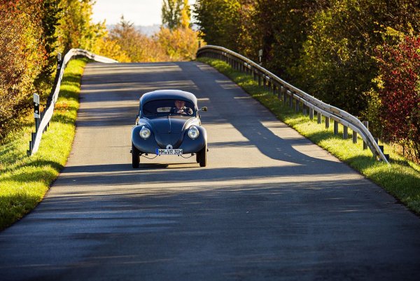 Das Auto erreicht theoretisch bis zu 100 Stundenkilometer. - © Moritz Frankenberg/dpa