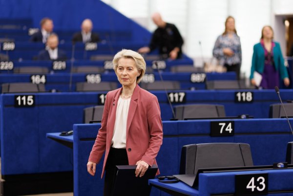 Von der Leyen warnt im Europaparlament vor Importabhängigkeit. - © Philipp von Ditfurth/dpa