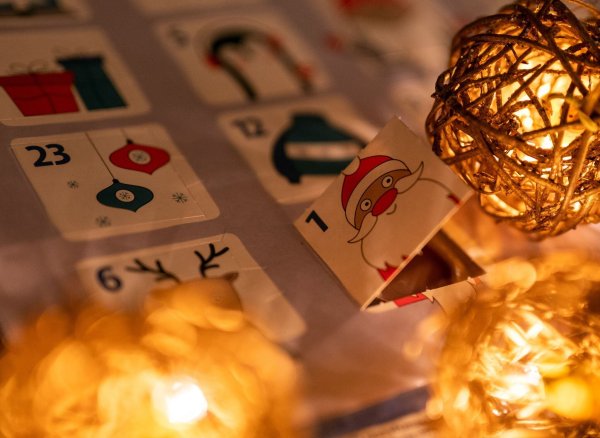 Klassisch und beliebt: Adventskalender mit Schokolade. - © Monika Skolimowska/dpa/dpa-tmn