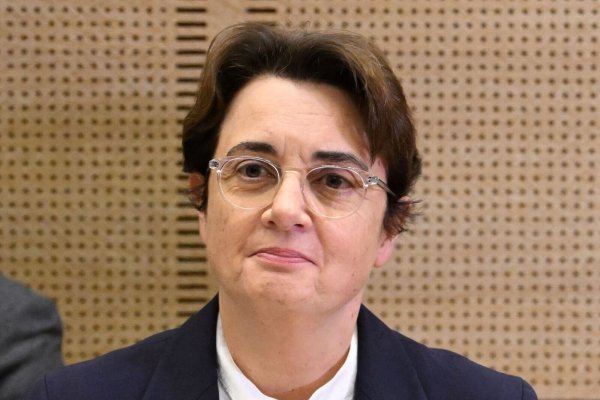 Die Louvre-Präsidentin wurde nach dem Juwelendiebstahl im Museum vor dem französischen Senat befragt. - © Emma Da Silva/AP/dpa