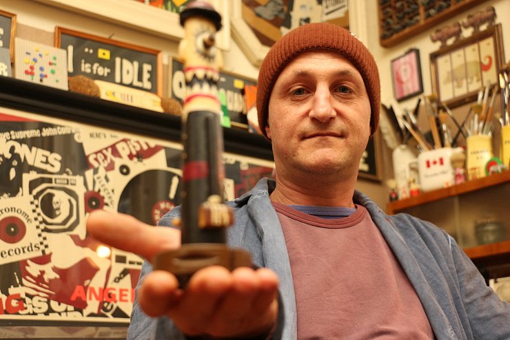 Ralf Ellers mit einer seiner Skulpturen. Sie gibt es in den verschiedensten Gr&ouml;&szlig;en und Facetten.&nbsp; - &copy; Janet K&ouml;nig