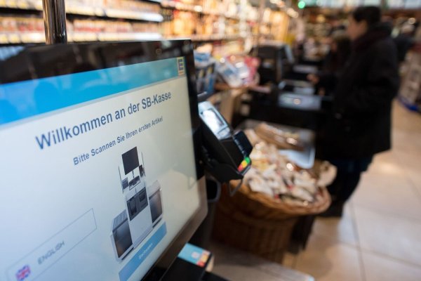 «Bitte selber machen!»: Verbraucher werden an Ladenkassen, Fastfoodtheken und diversen Serviceportalen immer häufiger zur Selbstbedienung aufgefordert. - © Swen Pförtner/dpa