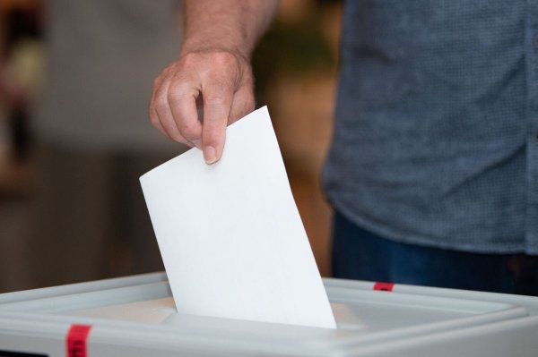 Ein Wähler wirft in einem Wahllokal seinen Stimmzettel in die Wahlurne. - © Sebastian Kahnert/dpa-Zentralbild/dpa/Symbolbild