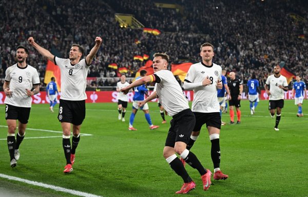 Kapitän Kimmich bejubelt sein Führungstor. - © Federico Gambarini/dpa