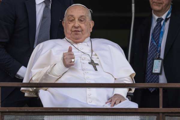 Bei seinem ersten Auftritt nach mehr als fünf Wochen Krankenhaus reckt der Papst den Daumen nach oben. - © Oliver Weiken/dpa