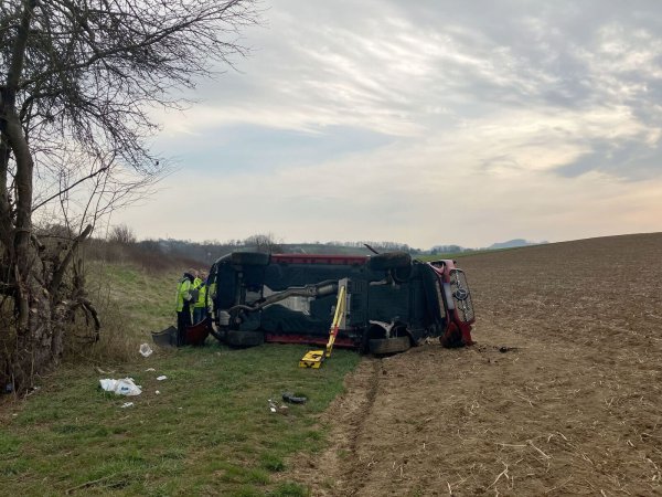 Zwei Menschen kamen bei diesem Unfall nahe Heilbronn ums Leben. - © Yvonne Tscherwitschke/Heilbronner Stimme/dpa