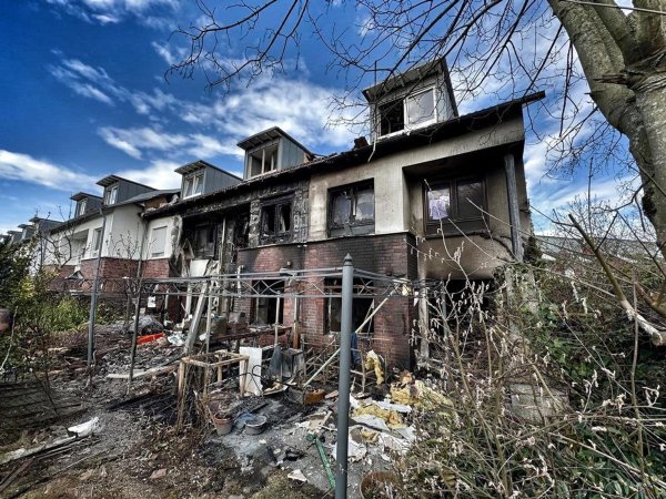 Unbewohnbar - ein Feuer hat in Neuss Reihenhäuser zerstört - © Feuerwehr Neuss/dpa