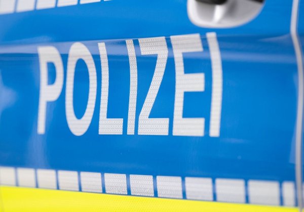 Das Auto einer 20-Jährigen überschlägt sich auf der A2. Darin kommt ihre Mutter ums Leben. (Symbolfoto) - © Boris Roessler/dpa
