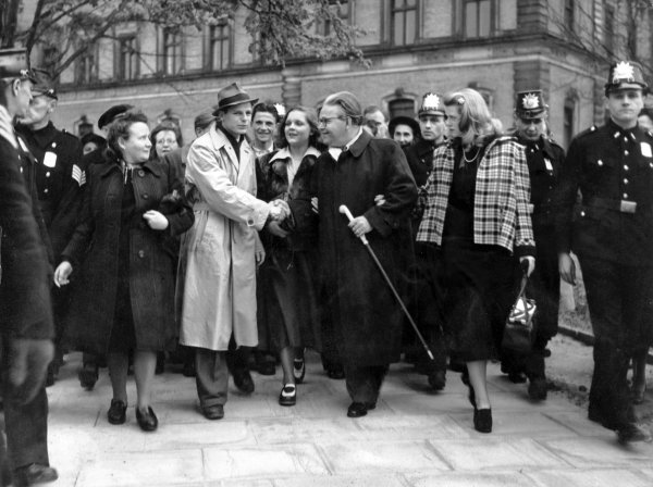 23. April 1949: Veit Harlan (Fünfter von rechts) verlässt mit seiner Ehefrau, der Schauspielerin Kristina Söderbaum ein Gerichtsgebäude in Hamburg. Harlan, der wegen Verbrechen gegen die Menschlichkeit angeklagt war, wurde damals freigesprochen. Er drehte im NS-System Propagandafilme wie «Jud Süß». Bis zu seinem Freispruch durfte er keine Filme drehen. (Archivfoto) - © Dena/dpa