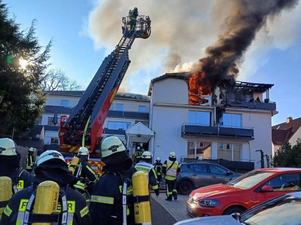 Ein Feuer zerstört ein Mehrfamilienhaus in Horn-Bad Meinberg. - © Feuerwehr Horn-Bad Meinberg/dpa