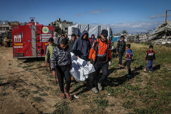 Palästinenser tragen im Gazastreifen eine Leiche. - © Abed Rahim Khatib/dpa