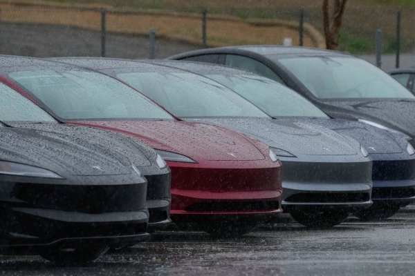 Tesla steht derzeit in Sachen Beliebtheit im Regen. (Archivbild) - © Godofredo A. Vásquez/AP/dpa