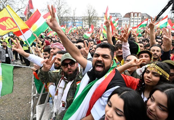 Tausende Menschen feiern in Köln das kurdische Neujahrsfest. - © Roberto Pfeil/dpa