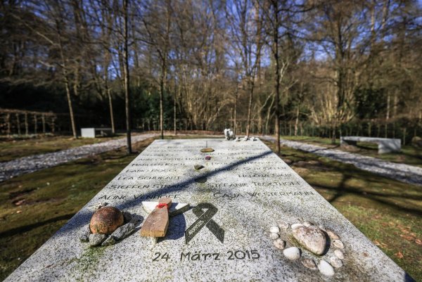 Auf dem Friedhof in Haltern erinnert ein symbolisches Klassenzimmer an die Spanischaustausch-Gruppe. Die Namen der Toten stehen auf dem Lehrerpult. - © Oliver Berg/dpa