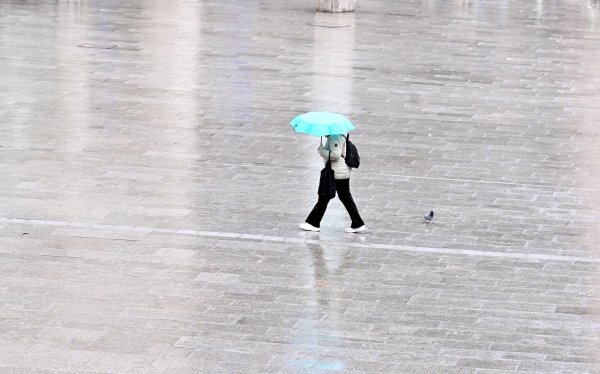 Die neue Woche startet in NRW mit Schauern und Gewittern. - © Roberto Pfeil/dpa