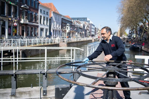 In Utrecht in den Niederlanden gibt es eine Schleuse mit virtueller Türklingel für Fische. - © Robert Oosterbroek/Stadt Utrecht /dpa