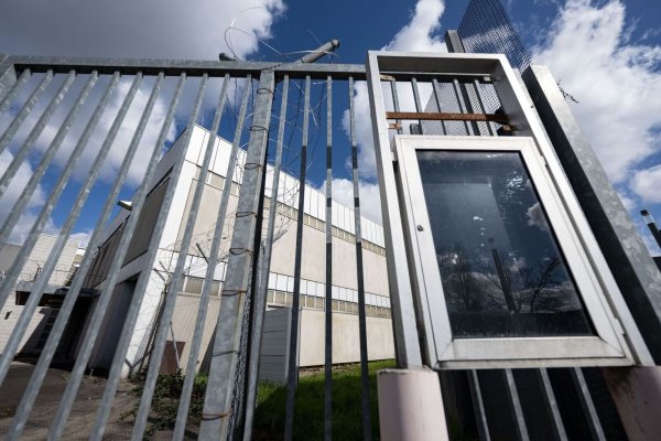 In Stuttgart-Stammheim fanden zahlreiche der Prozesse gegen RAF-Mitglieder statt. Der Gerichtssaal aus den Siebzigern wurde inzwischen abgerissen und durch einen Neubau ersetzt. (Archivbild) - © Marijan Murat/dpa