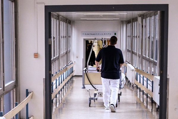 Essstörungen sind eine ernste Krankheit, teilweise müssen Patientinnen und Patienten im Krankenhaus behandelt werden. (Symbolbild) - © Jens Kalaene/dpa