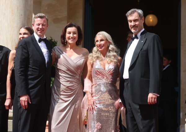 Es funkelte zum Start der Bayreuther Festspiele 2025: Forschungsministerin Dorothee Bär (2.v.l) und Karin Baumüller-Söder (2.v.r) in Abendkleidern, ihre Ehemänner Oliver Bär (l.) und Markus Söder (r.) im Smoking. (Archivbild) - © Karl-Josef Hildenbrand/dpa