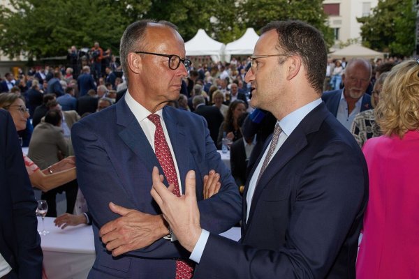 Bundeskanzler Friedrich Merz (links) bekommt nach seiner umstrittenen Entscheidung zum teilweisen Rüstungsexportstopp an Israel Rückendeckung auch von Unionsfraktionschef Jens Spahn (beide CDU). - © Joerg Carstensen/dpa