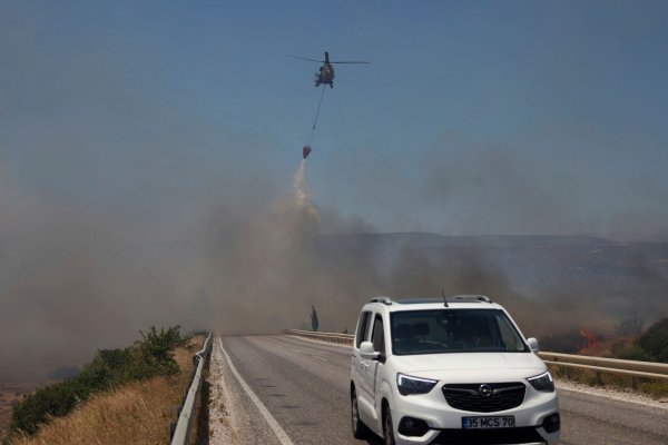 Ein Waldbrand Anfang Juli in der Provinz Izmir (Archivbild) - © Cengiz Malgir/DIA Photo/AP/dpa