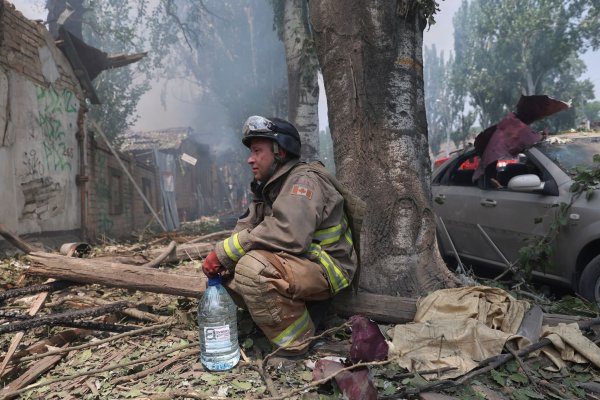 Während über ein mögliches Ende im Ukraine-Krieg geredet wird, greift Russland weiterhin ukrainische Städte mit Drohnen an. - © Kateryna Klochko/AP/dpa