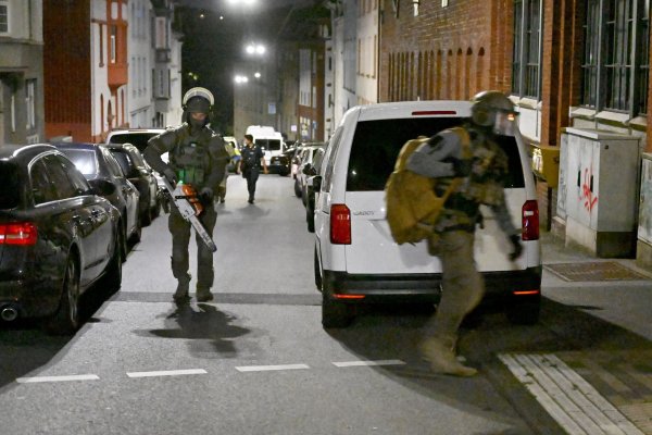 Spezialeinsatzkräfte im Einsatz: In Wuppertal nahmen Beamte in der Nacht zu Montag einen Mann fest, der seine frühere Partnerin mit einem Messer bedroht haben soll. - © Henning Kaiser/dpa