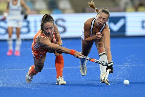 Sophia Schwabe (r) und die Niederländerin Lisa Post im Duell um den Ball. - © Federico Gambarini/dpa