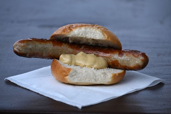 Wann und wo gab es die erste Bratwurst? Eine Urkunde könnte darüber Aufschluss geben. (Archivbild) - © Martin Schutt/dpa