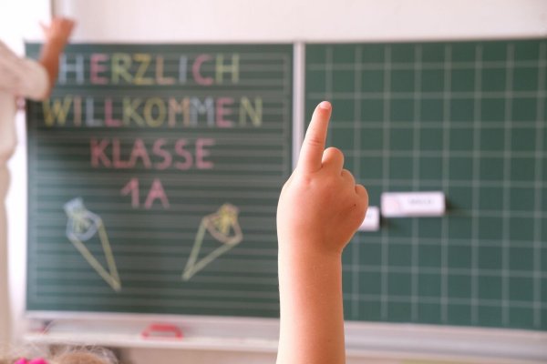 In Sachsen gings für die neuen Erstklässler sogar schon am Wochenende los - am Samstag war Einschulung. - © Sebastian Willnow/dpa