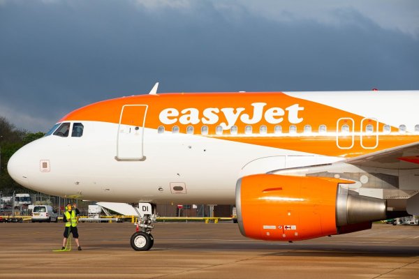 Die Fluggesellschaft Easyjet hat einen Piloten freigestellt, weil er angeblich betrunken und nackt in einer Hotelbar umherirrte. (Symbolbild) - © David Parry/PA Wire/dpa