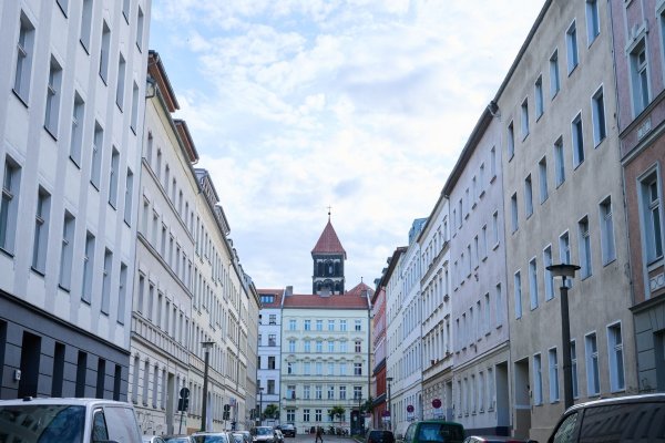 Der Trend hält an: Wohnungen, hier in Berlin, werden teurer. (Archivbild) - © Annette Riedl/dpa