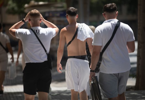 Angesagt bei jungen Männern: das klassische weiße T-Shirt. Aber auch: zeigen, was man hat. Blanke Brust? Tattoos? Waschbrettbauch? (Archivbild) - © Clara Margais/dpa