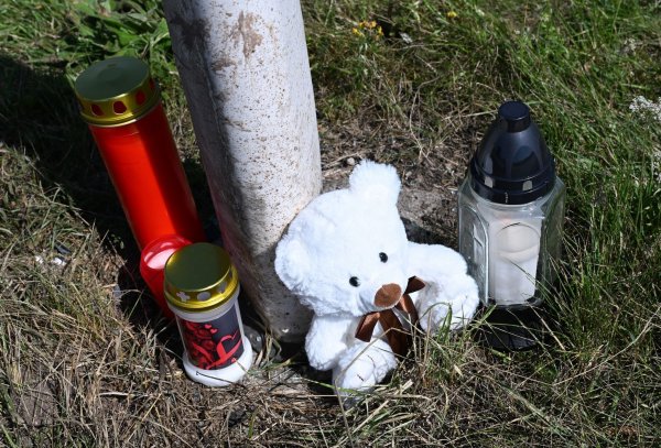 Menschen haben Kerzen und einen Teddybären an der Unfallstelle abgestellt. - © Bernd Weißbrod/dpa