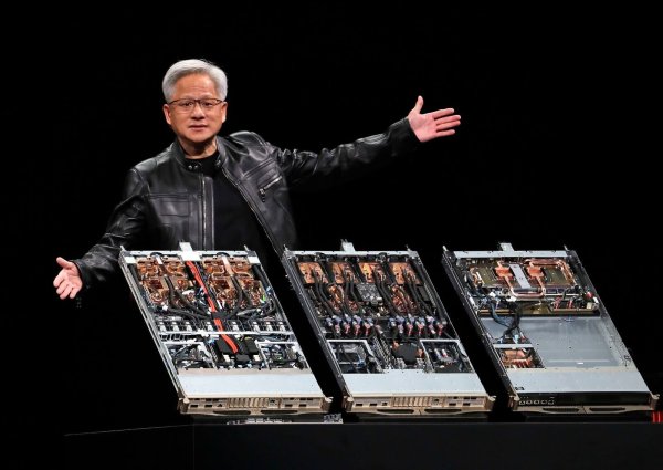Nvidia-Chef Jensen Huang warnt, dass eine komplette US-Blockade die Entwicklung eigener Chip-Technologie in China beschleunigen würde. (Archivbild) - © Chiang Ying-ying/AP/dpa