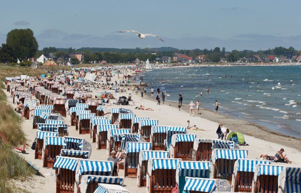 Die neue Woche verspricht Badewetter in Deutschland. - © Georg Wendt/dpa