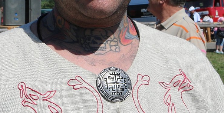 Zweideutig: Vorgeblicher Wikingerschmuck, doch darauf sind deutlich Hakenkreuze zu erkennen. - © AFM