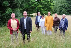 Freuen sich &uuml;ber den Kaufvertrag: (von links) Sukadev Volker Bretz, Arne Brand, J&uuml;rgen Hoppe (Leiter des Fachbereichs Liegenschaften beim Landesverband), Susanne de Quastenit (BKK Verkehrsbau Union), Narendra Godehard H&uuml;bner, Inka Aichinger und Rolf Heye Leonhardt (alle vom Yoga Vidya). - &copy; Michaela Wei&szlig;e