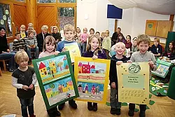 Tolle Ideen: Isabell, Arina, Fabian, Ilina, Michele und Paul (von links) zeigen einige der Projekt-Präsentationen. - © Foto: Backe