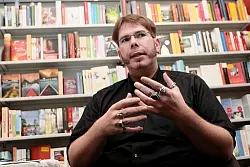 In einer launigen Gesprächsrunde erläuterte der Autor Markus Heitz seine Pläne. - © Foto: Karaczko