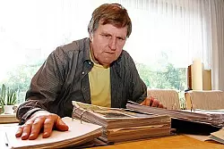 Werner Wi&szlig;mann besitzt mehrere Ordner, in denen sich etwa 800 Seiten Text und Bilder zum Fall Baugebiet und Entw&auml;sserung befinden. - &copy; Foto: Pavlustyk
