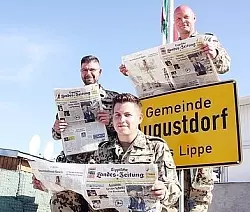 Die LZ ist dabei: Hauptgefreiter Stefan S., aus Detmold (sitzend), Oberleutnant Andr&eacute; U. aus D&ouml;rentrup (links), und Hauptfeldwebel Marian N. aus Augustdorf im Feldlager Fayzabad. 

