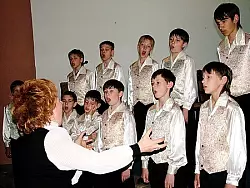 Der Knabenchor "Konakovo" mit Chorleiterin Natalia Makhnowskaya. - © Foto: Muhr