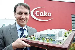 So soll sie aussehen: Vertriebsleiter Andreas Lange zeigt ein Modell der neuen "Coko"-Fabrik in der T&uuml;rkei.