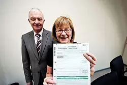 Irina Peters-Schwiete und Georg Henneke vom Finanzamt Lemgo. - © FOTO: KRULL