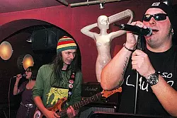 Rockten den "Keller" nach besten Kr&auml;ften: Arne H&ouml;rster und Gitarrist Oliver Schr&ouml;der. Foto: Gallisch