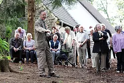 Fachbereichsleiter Wolfgang Jüdith erklärt nach der offiziellen Einweihung den Teilnehmern das Prinzip des Urnenwaldes. Dieser befindet sich unmittelbar neben dem Waldfriedhof Holzhausen-Externsteine. - © 